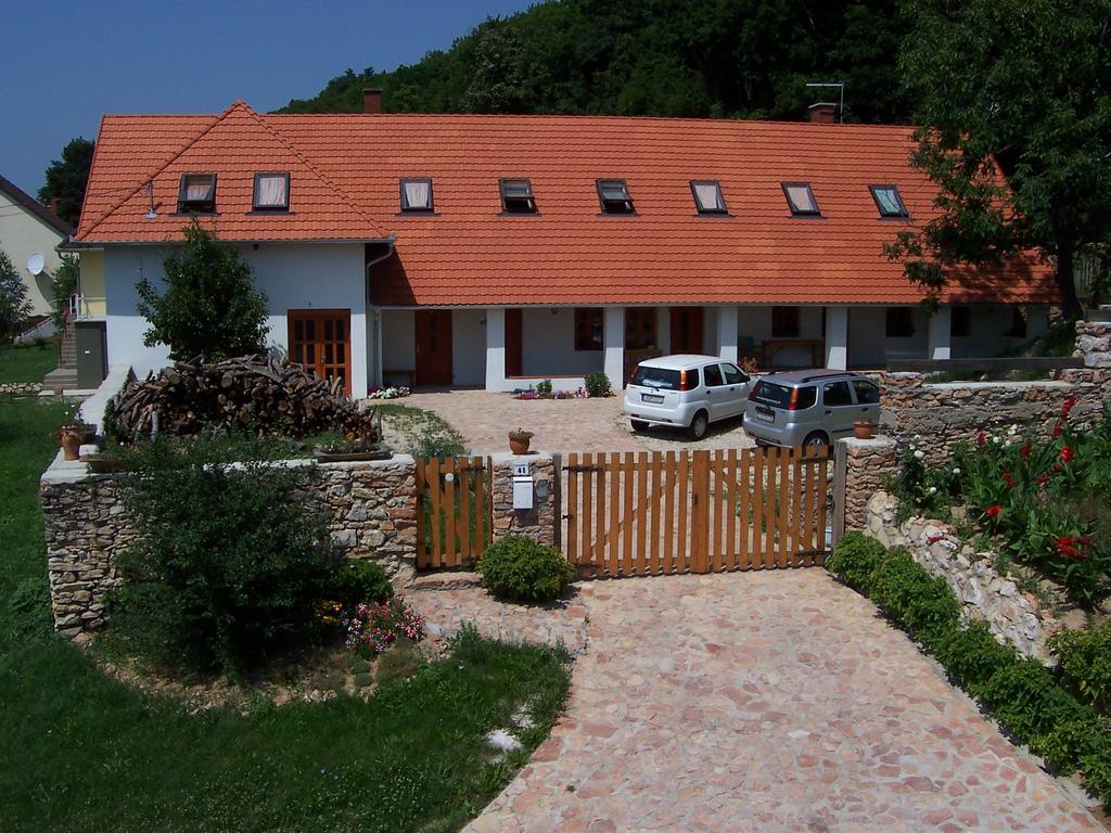 Bakonyi Apartmanház Eplény Exterior foto